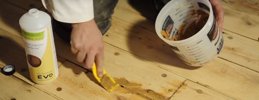 Réparation plancher avec du mastic